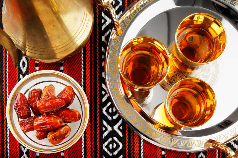 阿拉伯机织布上的茶具和大枣茶