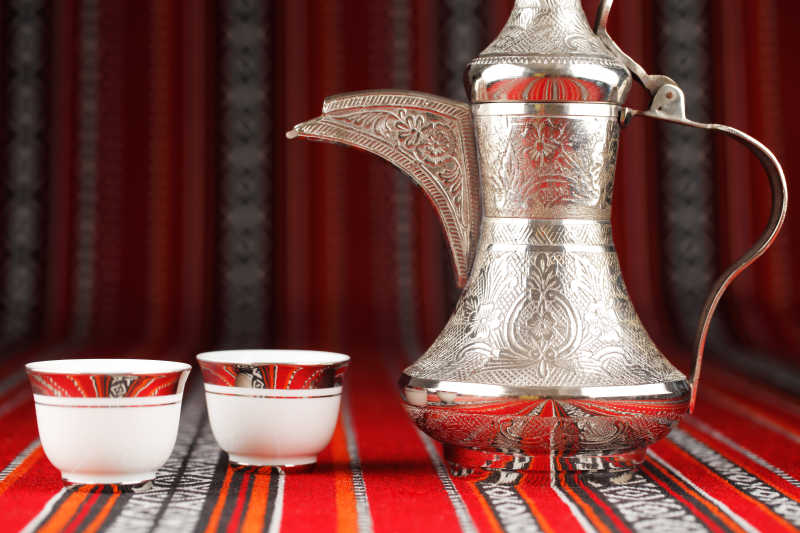华丽的阿拉伯茶杯和茶壶