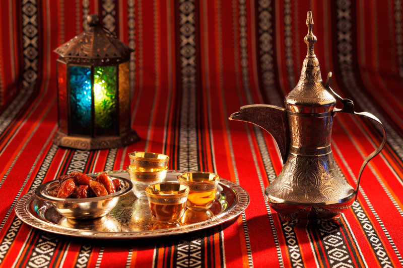 精美茶具放在阿拉伯机织布上