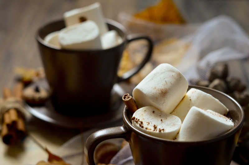 一杯热巧克力咖啡和棉花糖