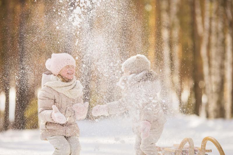 冬季雪地里玩雪的两个美女