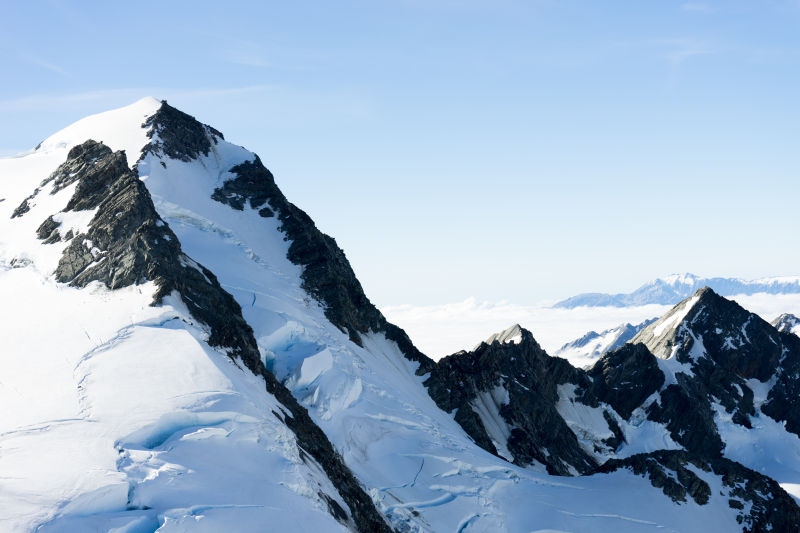 被大雪覆盖的高山