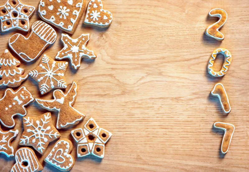 木板上放着的圣诞饼干