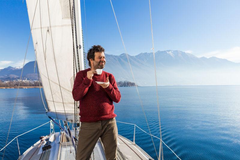 男人在他的船上喝咖啡