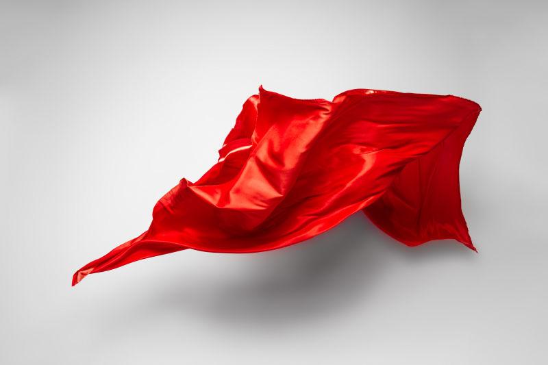 空中飞扬的红丝巾
