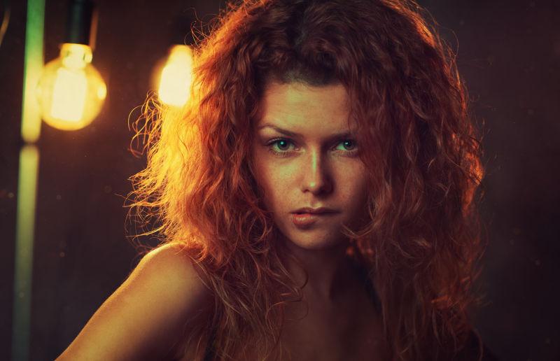 在室内的红色头发的年轻女人
