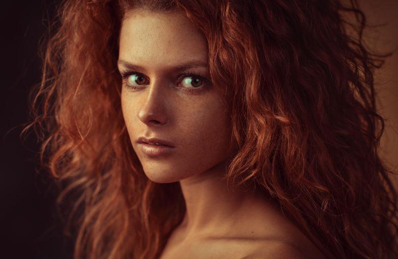 性感红头发的年轻女子