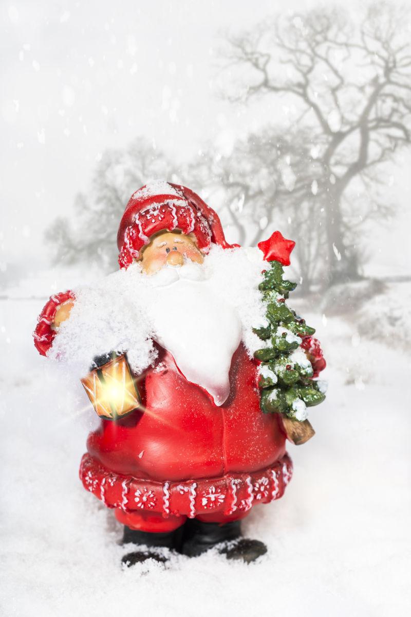 雪地背景上的红色圣诞老人玩具