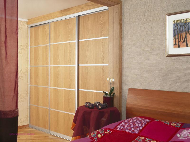 现代卧室推拉门和红色床垫的设计