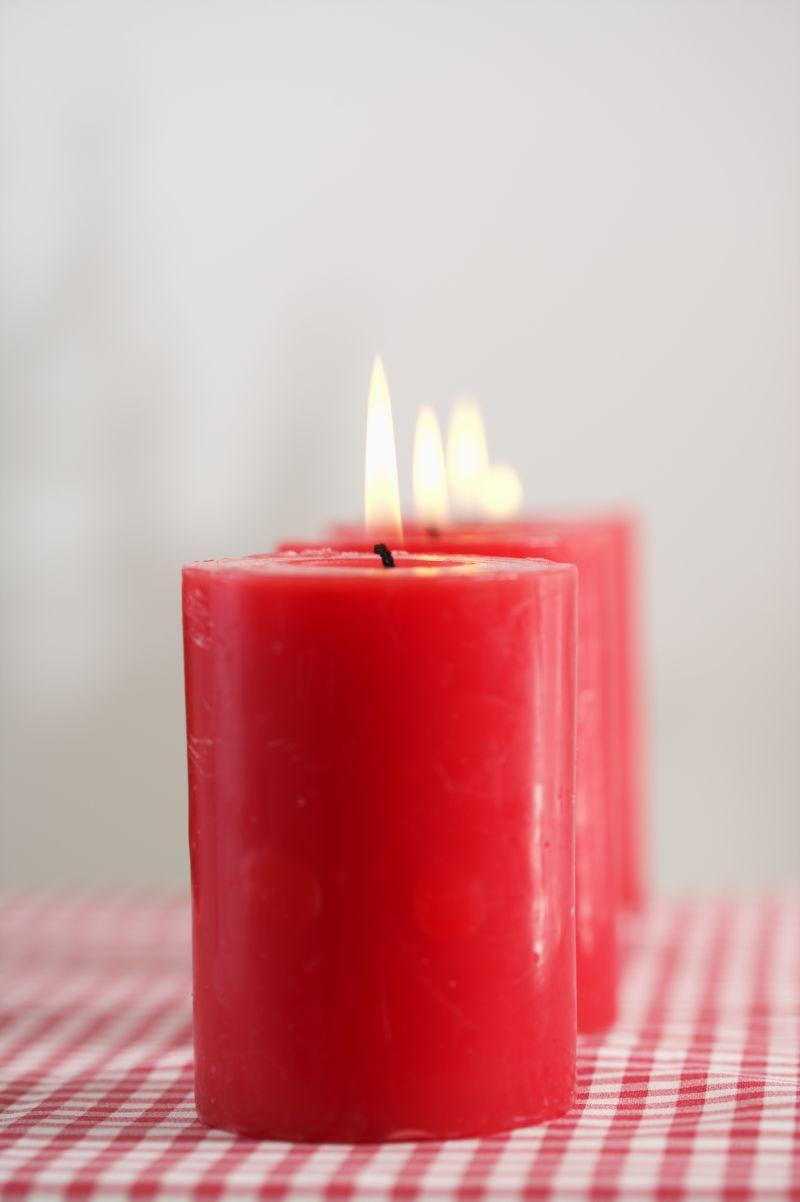 红色格子桌布上的红色蜡烛