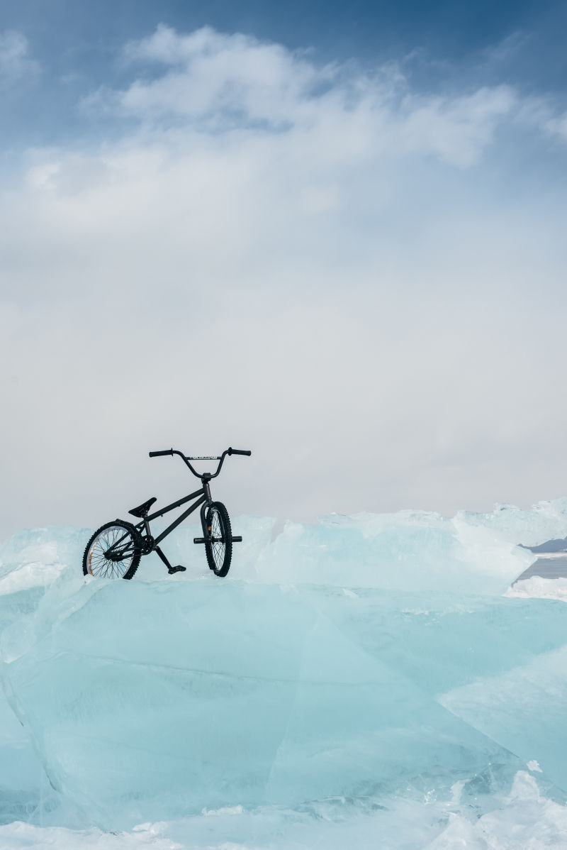 自行车在美丽而危险的冰上