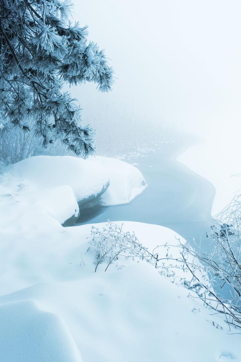 冬季小溪雪景