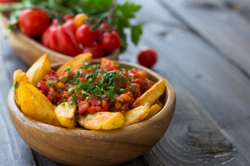 木碗里的番茄烤土豆
