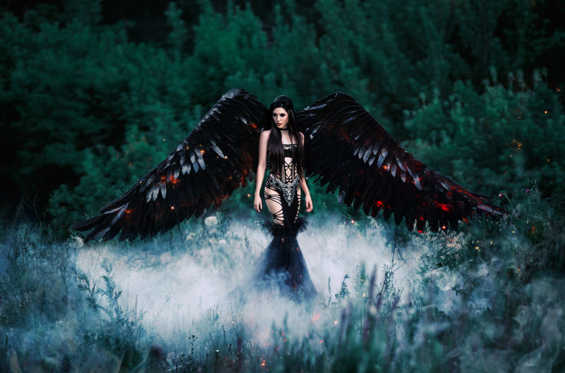 森林中拥有黑色翅膀的美女恶魔