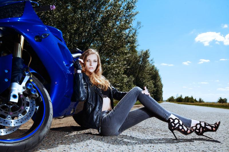 帅气的骑摩托车的女人