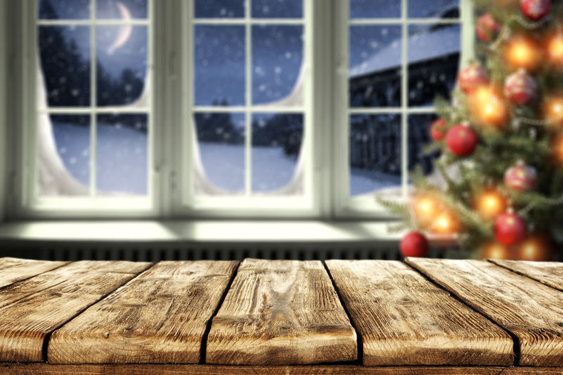 木作与窗户之间放着一棵圣诞树