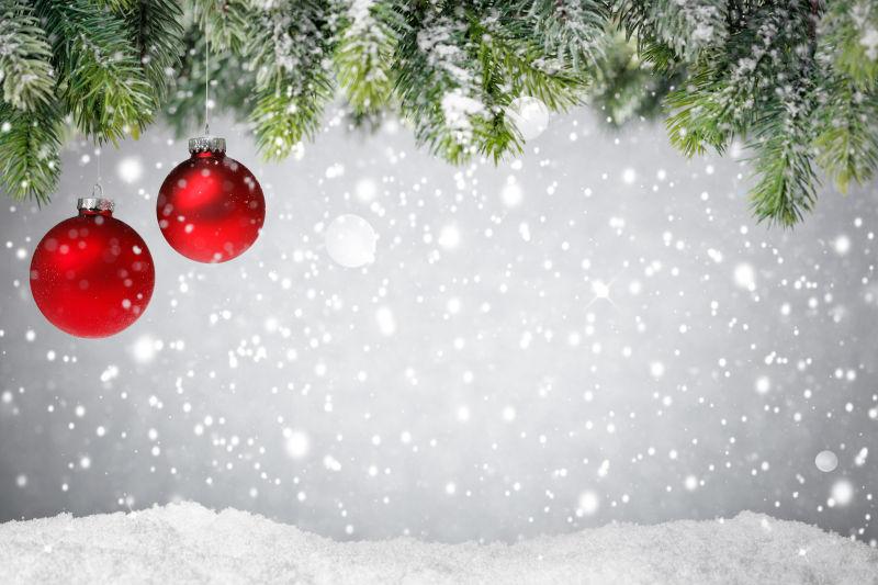 雪球背景中圣诞树装饰