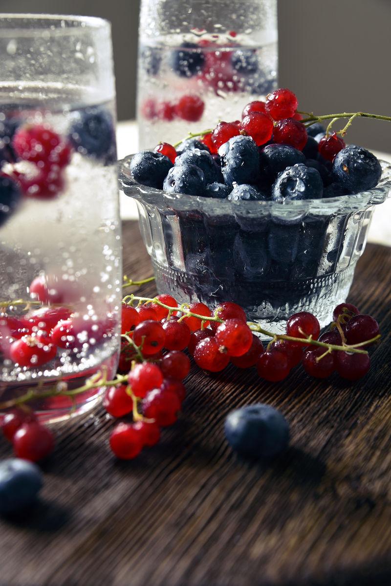 冰冻杯子里的蓝莓和葡萄