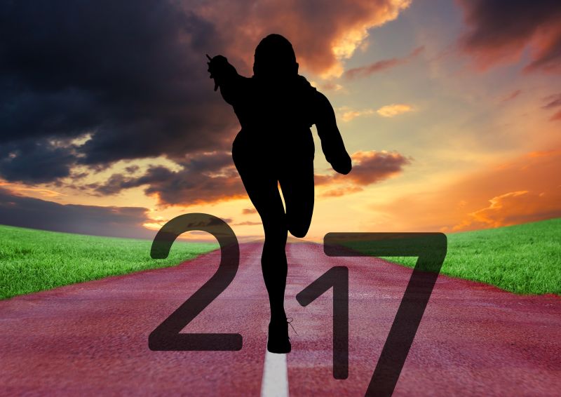 跑步运动员形成2017个新年标志的侧影