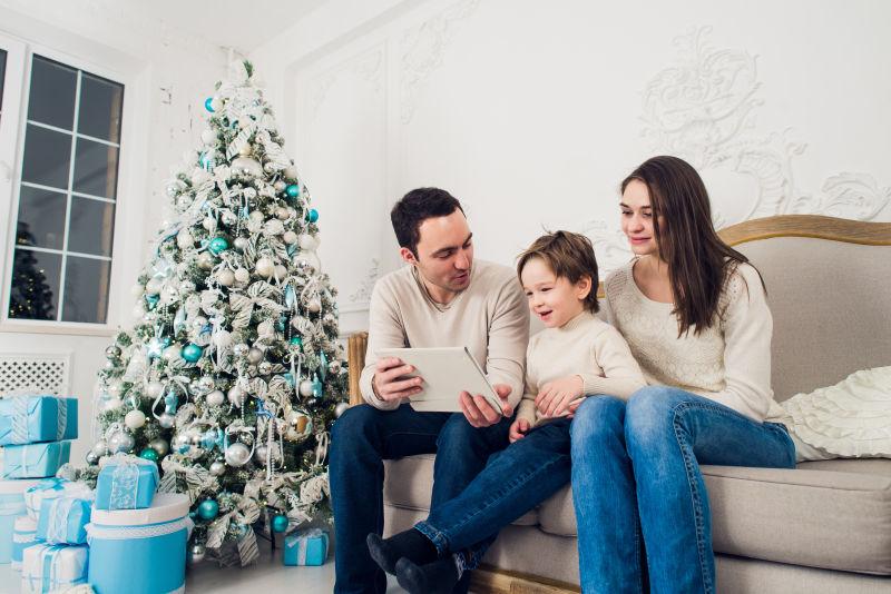 幸福的一家人和圣诞树