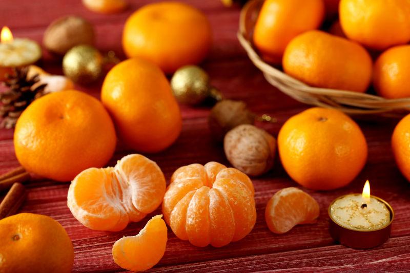 红木桌上成熟去皮的黄色橘子