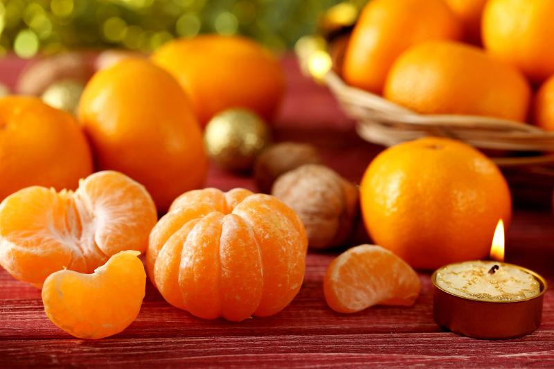 红木桌上成熟的去皮橘子