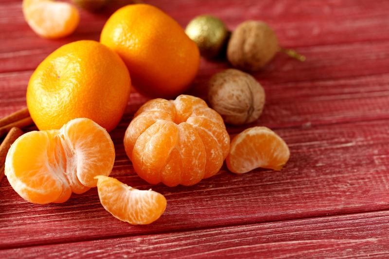 红木桌上成熟的黄色柑橘
