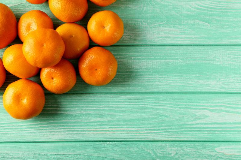 薄荷木桌上成熟的柑橘