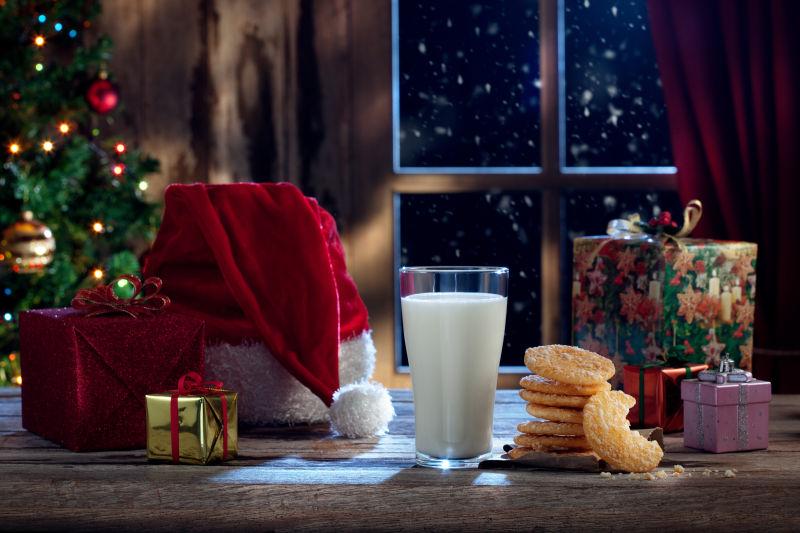 圣诞节饼干牛奶和圣诞礼物