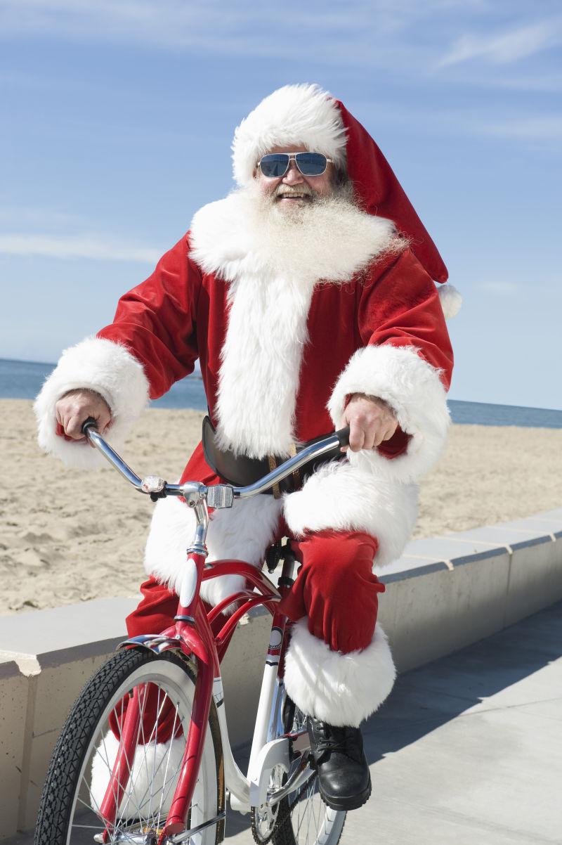 骑自行车的圣诞老人