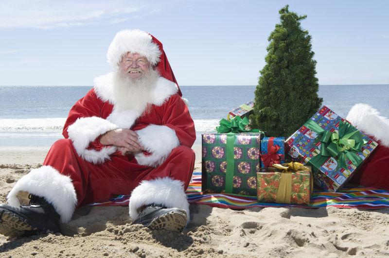 沙滩上的圣诞老人和圣诞礼物