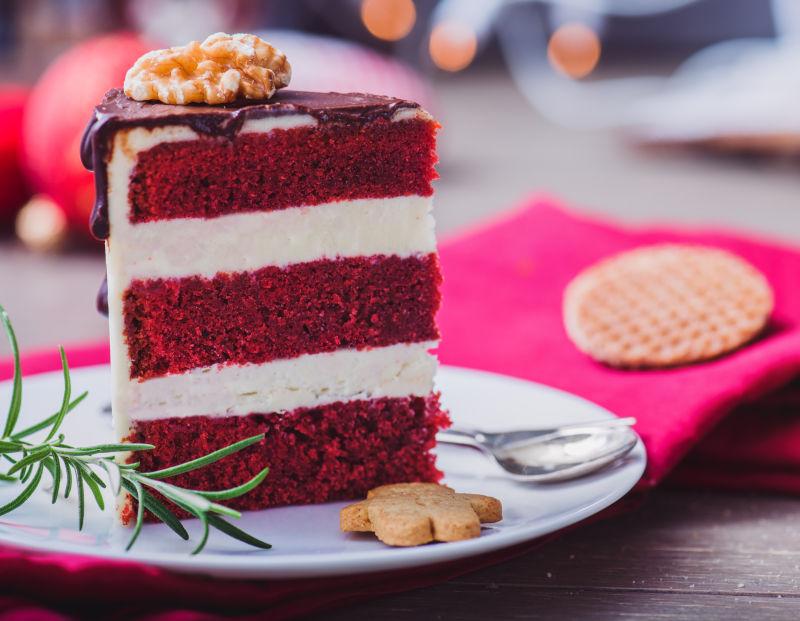 圣诞节装饰的红色丝绒蛋糕