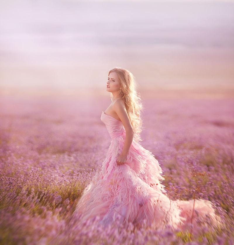 夕阳下薰衣草园里穿着粉色长裙的新娘