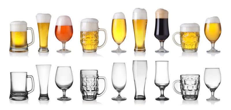 白色背景上的各种空酒杯和装着啤酒的酒杯