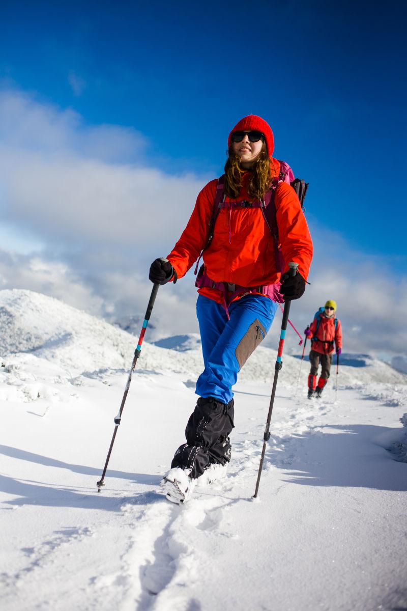 两个登山者在雪山上