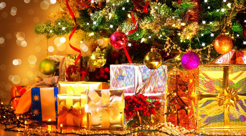 圣诞树下的礼物和装饰品