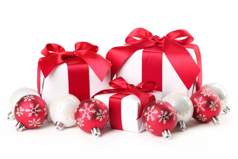 白色背景上的圣诞节的礼品盒和红色装饰品