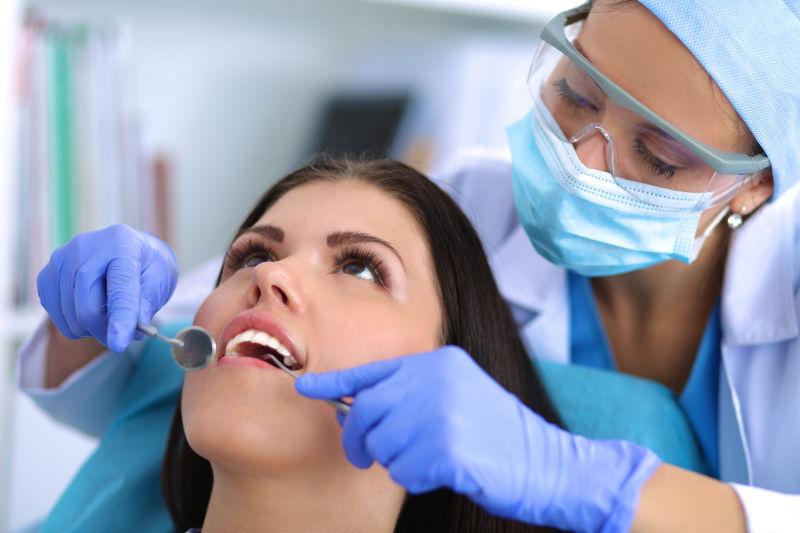 牙医正在为病人检查牙齿