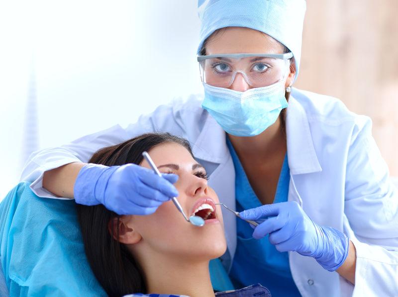 正在检查病人牙齿的牙医