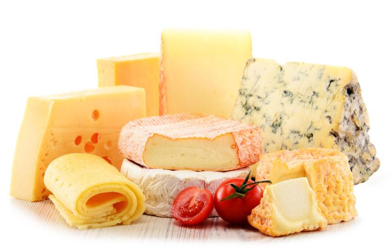 白色背景下不同类型干奶酪