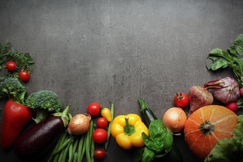 灰色背景上的各种健康营养蔬菜