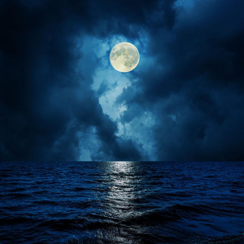 夜晚海上云层中的月亮