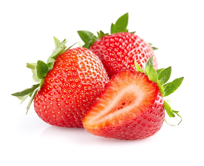 白色背景下成熟的草莓