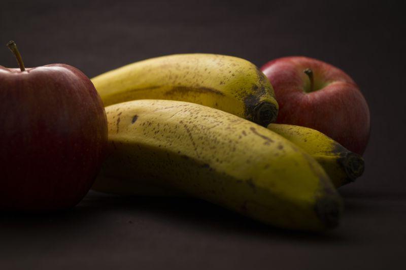 黑暗背景下的香蕉和苹果