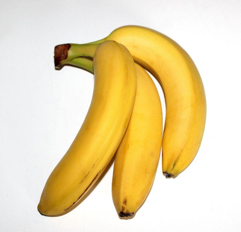 白色背景下的香蕉