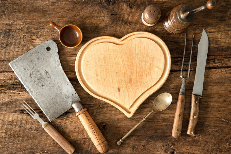 木桌上的心形桌板和老式厨房用具