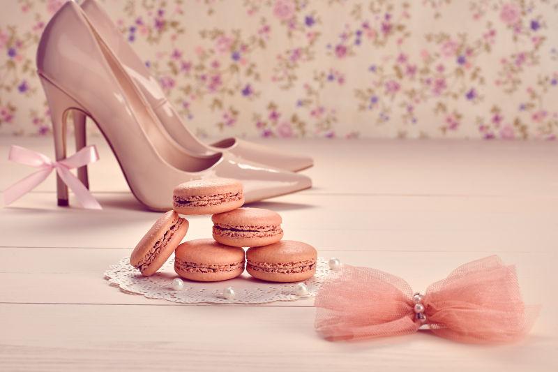法国甜点马卡龙和女性高跟鞋