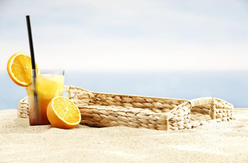 一杯柠檬水在沙滩上