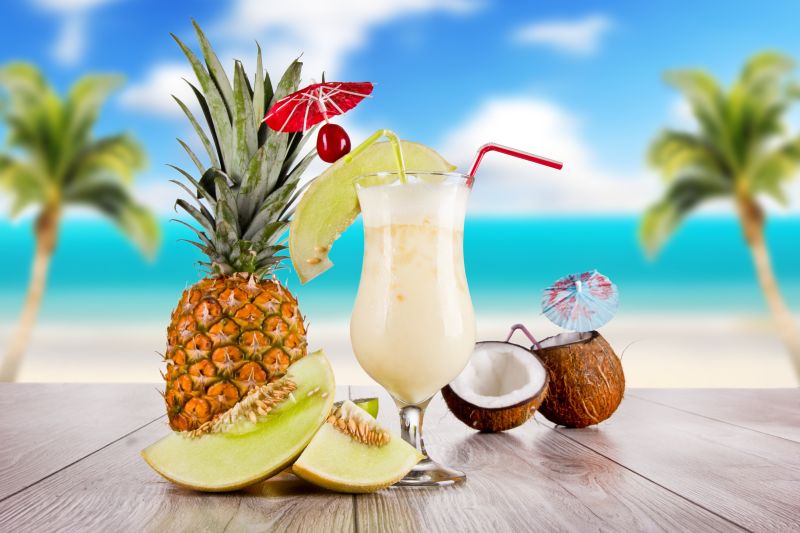 海边沙滩背景下的夏日水果饮料