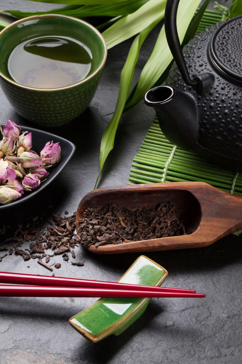亚洲玫瑰茶与茶壶